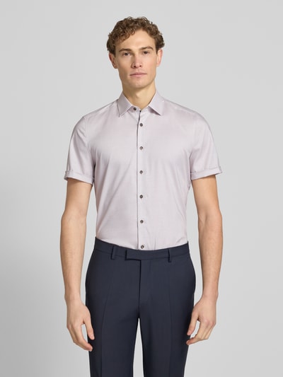Männermodel trägt Slim Fit Business-Hemd mit Kentkragen von OLYMP Level Five aus Baumwoll-Elasthan-Mix, helles Gewebe, Ganzkörperansicht von vorne.