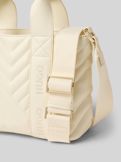 Produktfoto, Henkeltasche mit abnehmbarem Schulterriemen Modell 'BECKY QL_TOTE MINI' von HUGO in unifarbener, strukturierter Kunstleder-Optik mit Label-Stitching und Reißverschluss.
