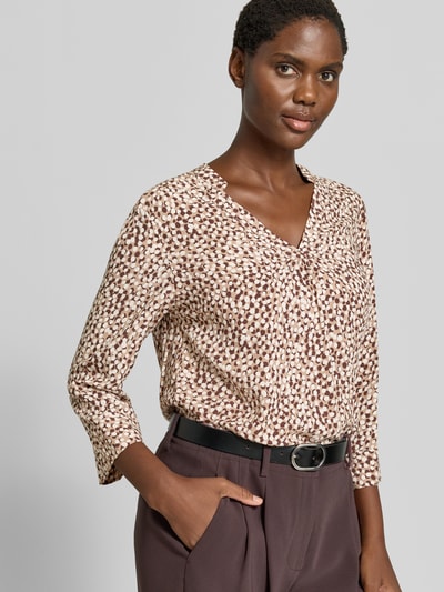 Frauenmodel trägt Bluse aus reiner Viskose Modell 'Adney' von FREE/QUENT, lockere Passform, V-Ausschnitt, 3/4-Arm, Nahaufnahme Oberkörper.