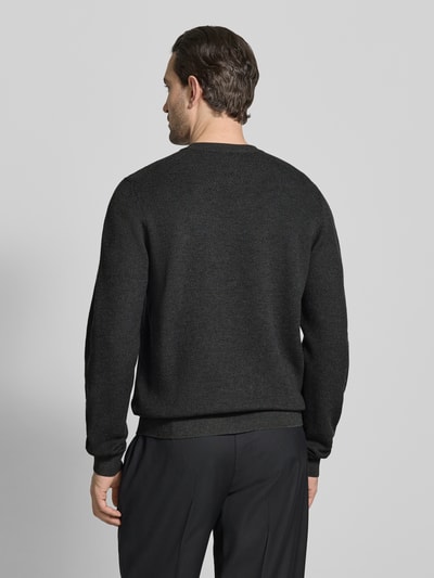 Männermodel trägt Regular Fit Pullover mit Schurwoll-Anteil Modell 'SETAL' von HUGO in Optik: Unifarben, Piqué-Struktur, Ganzkörperansicht Rückansicht.