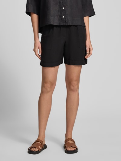 Kobiece model prezentuje Regular Fit Shorts aus Viskose-Mix Modell 'Malotta' von OPUS PANTS, mieszanka wiskozy i lnu, czarne, elastyczny pas z tunelzug, szerokość w rozmiarze 36: 40 cm, długość wewnętrzna nogawki 16 cm, widok całej sylwetki z przodu.