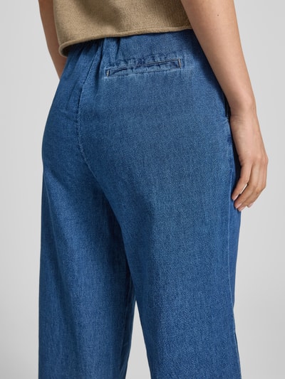 Frauenmodel trägt Wide Leg Jeans aus Leinen-Baumwoll-Mix mit Bindegürtel von Christian Berg Woman, Gesäßtasche, Detailaufnahme Rückansicht