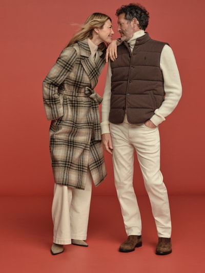 Frauenmodel trägt Mantel mit Reverskragen von Christian Berg Woman Selection in Beige mit Strukturmuster und taillierter Passform, Ganzkörperansicht von vorne.