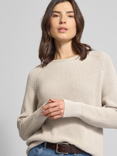 Frauenmodel trägt Regular Fit Strickpullover aus reiner Baumwolle von Marc O'Polo, Optik: Unifarben, Strick, Nahaufnahme Oberkörper.