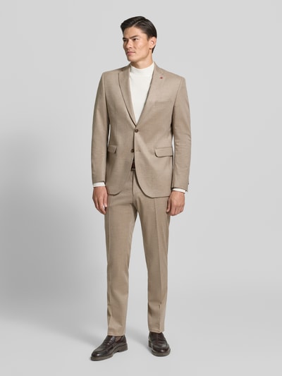 Männermodel trägt Slim Fit Sakko mit Viskose-Anteil Modell 'Colvin' von CG – CLUB of GENTS in Beige mit Reverskragen und 2-Knopfleiste, Ganzkörperansicht von vorne.