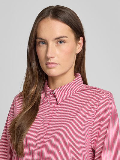 Vrouwenmodel draagt Relaxed Fit Hemdbluse aus Baumwoll-Mix van Tom Tailor, gestreept, strassteentjes, katoenmix, overhemdkraag, langemouw, detailopname bovenlichaam.