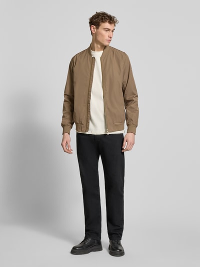 Mannelijk model draagt Regular Fit Jacke met opstaande kraag model 'Rapid' van CINQUE in beige, elastische boorden, volledige vooraanzicht.