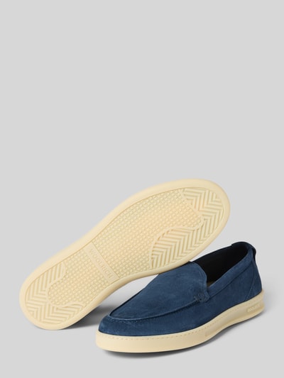 Produktfoto, Slip-on-Sneaker aus Leder von Woolrich in Dunkelblau mit abgerundeter Spitze, Schlupfform, Gummisohle, Absatzhöhe 3 cm, Schafthöhe 7 cm, Schaftweite 13 cm.