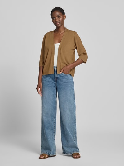 Frauenmodel trägt Regular Fit Bolero aus reiner Baumwolle von s.Oliver RED LABEL in Braun, kombiniert mit heller Jeans, Ganzkörperansicht von vorne.