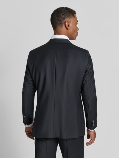 Männermodel trägt Slim Fit Anzug aus Woll-Mix in unifarbenem Design von Roy Robson, dunkle Farbe, feine Textur, Ganzkörperansicht Rückansicht.