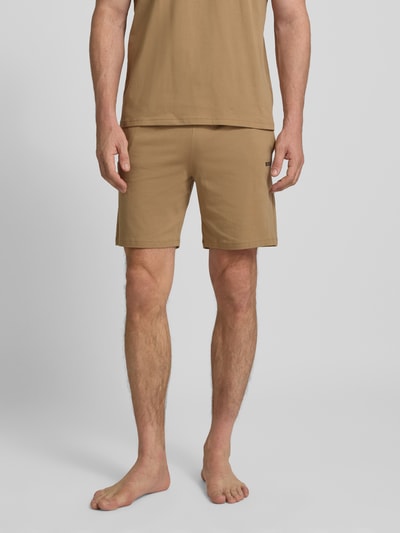 Männermodel trägt Regular Fit Sweatshorts aus Baumwoll-Mix Modell 'MIX&MATCH' von BOSS in Optik: Unifarben mit Label-Stitching, Bundabschluss: elastisch mit Tunnelzug, seitliche Eingrifftaschen, Materialverarbeitung: Sweat, Material: Baumwoll-Mix, Nahaufnahme Oberkörper bis Knie.