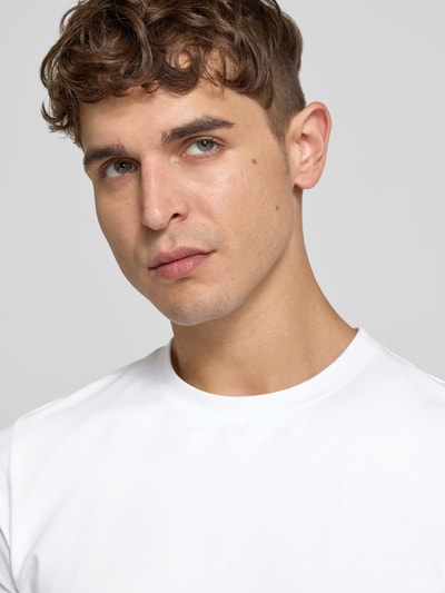 Männermodel trägt Slim Fit T-Shirt aus Baumwoll-Elasthan-Mix von Filippa K, weiß, Rundhalsausschnitt, kurzärmelig, Nahaufnahme Oberkörper.