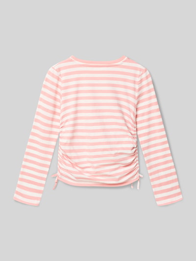 Mädchen trägt Longsleeve mit Rundhalsausschnitt Modell 'GAT' von Mango, Reine Baumwolle, Regular-Fit, Rosa-Weiß gestreift, Rückenlänge bei Größe 140: 51 cm, Ganzkörperansicht Rückansicht.