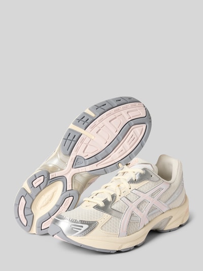 Produktfoto, Sneaker mit Schnürung Modell 'GEL-1130' von ASICS in Beige, Silber und Rosa, abgerundete Spitze, profilierte Sohle, Textilstruktur, Label-Details, Absatzhöhe 4 cm, Schafthöhe 6 cm, Schaftweite 6 cm.
