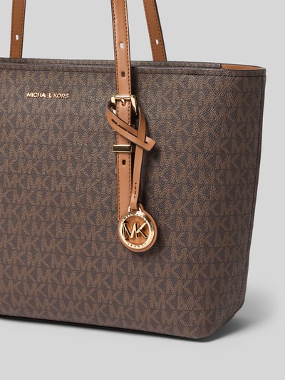 Produktfoto, torba shopper Modell 'ZADIE' von MICHAEL Michael Kors, wzór z logo na całej powierzchni, detal z logo, uchwyt, główna przegroda z zamkiem błyskawicznym, szerokość w rozmiarze 1: 38 cm, długość w rozmiarze 1: 23 cm, głębokość w rozmiarze 1: 87 cm, długość paska na ramię w rozmiarze 1: 11 cm, brązowe odcienie, złote detale, lekko fakturowana powierzchnia.