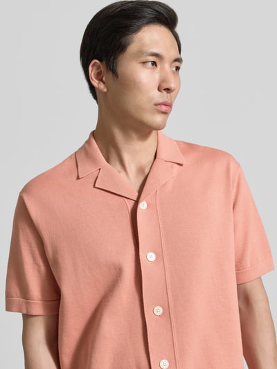 Männermodel trägt Regular Fit Strickjacke aus reiner Baumwolle Modell 'AMOUR' von SELECTED HOMME in Optik: Unifarben, Nahaufnahme Oberkörper.