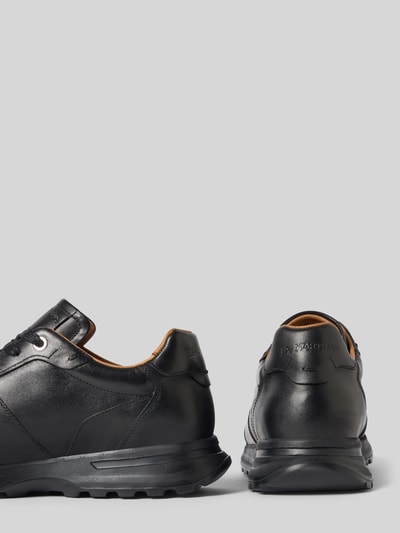 Produktfoto, czarne sneakersy z naturalnej skóry La Martina, model 'Runner', detal z logo, zaokrąglony krój, wysokość obcasa 4 cm, wysokość cholewki 8 cm, szerokość w rozmiarze 44: 10 cm