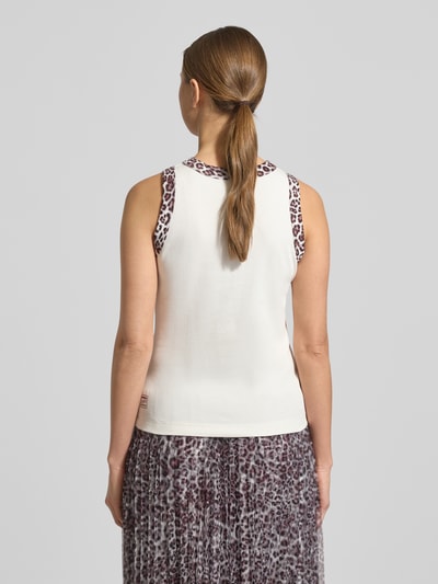 Modelka nosi Top z prążkowanymi wykończeniami od Marc Cain, mieszanka bawełny i elastanu, krój slim fit, okrągły dekolt, długość tyłu w rozmiarze 36: 52 cm, widok całej sylwetki od tyłu.