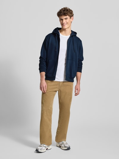 Mannenmodel draagt Sweatjacke met kap Kapuzenjacke Modell 'BRADLEY' van Jack & Jones, katoenmix, losse fit, navy, zakken, ritssluiting, vooraanzicht volledige lichaamsopname.