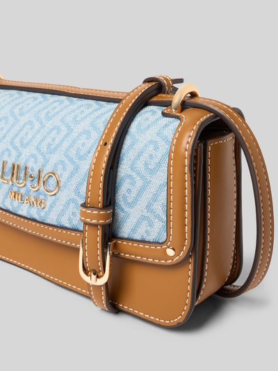 Produktfoto, Crossbody Bag in Leder-Optik von Liu Jo White, hellblau-braune Farben, Logo-Detail, verstellbarer Schulterriemen, Überschlag, Reißverschlussfach, Maße 23x12x7 cm, Schulterriemen 110 cm