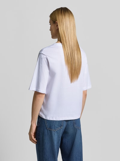 Frauenmodel trägt Damen T-Shirt Boxy Fit T-Shirt aus Bio-Baumwolle Modell 'Derby' von Soyaconcept, Rückansicht, Rückenlänge bei Größe S: 57 cm, Rundhalsausschnitt, weiße Farbe, glatte Textur. Ganzkörperansicht Rückansicht.