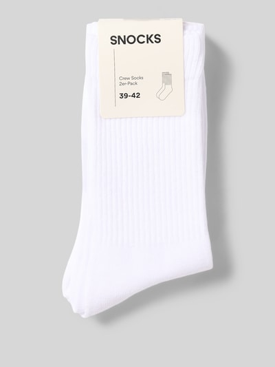 Produktfoto, weiße Socken mit elastischem Bund Modell 'Crew' im 2er-Pack von Snocks aus Baumwoll-Mix für Herren vor grauem Hintergrund.
