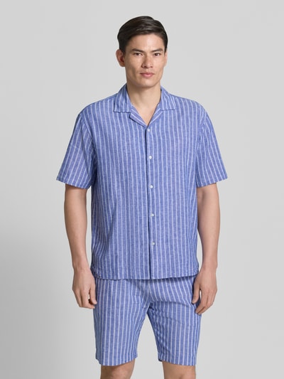 Männermodel trägt Regular Fit Freizeithemd aus Leinen-Baumwoll-Mix von MCNEAL in Blau mit weißen Streifen, Reverskragen, Knopfleiste, Ganzkörperansicht von vorne.