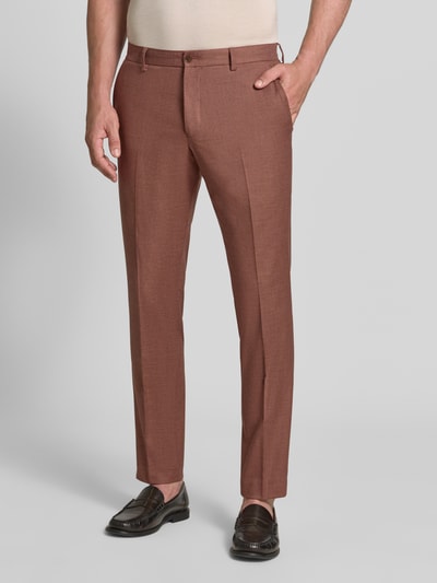 Männermodel trägt Regular Anzughose mit Viskose-Anteil von s.Oliver BLACK LABEL in Braun, glatte Struktur, Ganzkörperansicht von vorne. Herren Sakko von s.Oliver BLACK LABEL.