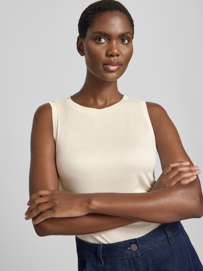 Frauenmodel trägt Regular Fit Top aus reiner Viskose Modell 'Inise' von OPUS in Creme, weiche Textur, Damen Top, Nahaufnahme Oberkörper.