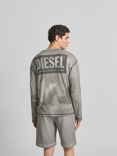 Männermodel trägt Regular Fit Longsleeve aus Hanf-Mix von Diesel im Used-Look mit Label-Print, Rückenlänge 75 cm, Ganzkörperansicht Rückansicht.