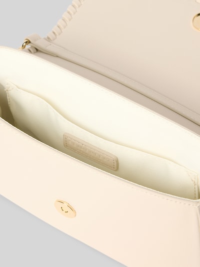 Produktfoto, Handtasche mit Label-Detail Modell 'LILJENDAL' von Seidenfelt in Beige, Hauptfach mit Umschlag, Magnetverschluss und Label-Detail, Tragegriff, verstellbarer Schultergurt, Maße: Breite 21 cm, Länge 15 cm, Tiefe 5 cm, Länge Schulterriemen 133 cm.