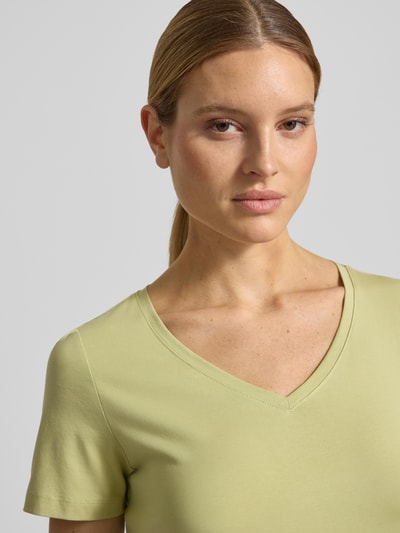 Frauenmodel trägt Regular Fit T-Shirt aus Baumwoll-Mix von s.Oliver RED LABEL in Optik: Unifarben, V-Ausschnitt, Ärmelform: Kurzarm, Materialverarbeitung: Jersey, Damen T-Shirt, Nahaufnahme Oberkörper.
