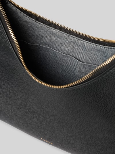 Produktfoto, schwarze Shoulder Bag aus echtem Leder mit Logo-Detail Modell 'Goccia' von FURLA, goldener Reißverschluss, strukturierte Oberfläche, Hauptfach und Innenfach sichtbar, rechteckige Form, Größe 22x23x7 cm, Länge Schulterriemen 56 cm.
