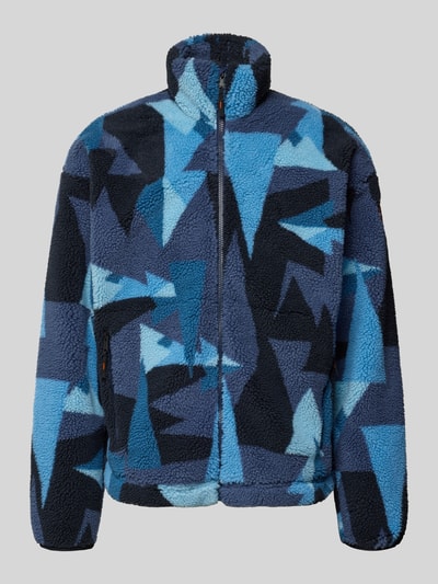 Produktfoto, Fleecejacke im Allover-Look mit Stehkragen von Napapijri zeigt blaues und schwarzes Teddyfell mit geometrischen Formen, Regular Fit, Reißverschluss, Rückenlänge 68 cm, Ärmellänge 63 cm.
