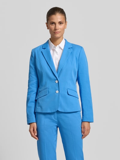 Frauenmodel trägt Blazer mit Pattentaschen und Reverskragen von More & More, leuchtend blau, Baumwoll-Mix mit Stretch, taillierter Schnitt, Ganzkörperansicht von vorne.