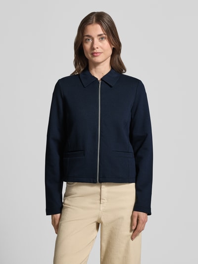 Vrouwenmodel draagt Regular Fit Kurzblazer aus Baumwoll-Mix van Tom Tailor, look: effen, pasvorm: regular fit, platte kraag, ritssluiting, lange mouw, zij-steekzakken, materiaalverwerking: ottoman-rib, Ganzkörperansicht van voren.