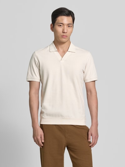 Männermodel trägt Regular Fit Poloshirt aus reiner Baumwolle von s.Oliver RED LABEL, Optik: Unifarben, Strukturiert, Ganzkörperansicht von vorne.