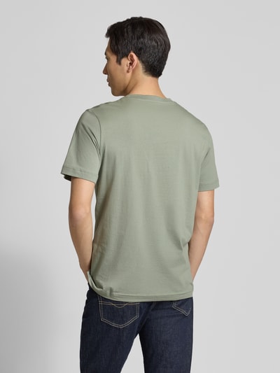 Männermodel trägt Regular Fit T-Shirt aus reiner Baumwolle von Tom Tailor, Optik: Unifarben, Passform: Regular Fit, Label-Print, Rundhals, Material: reine Baumwolle, Ganzkörperansicht Rückansicht.