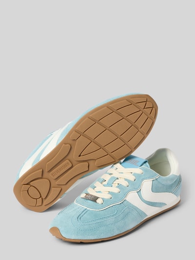 Productfoto, Sneaker uit leer met vetersluiting model 'Abbi-Sm' van Steve Madden in lichtblauw en wit, afgeronde neus, labeldetail, rubberen zool, hakhoogte 1 cm, schachthoogte 7 cm, schachtwijdte 7 cm, damessneaker.