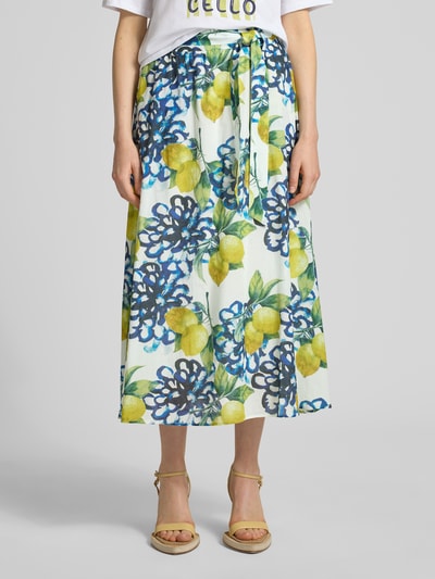 Frauenmodel trägt Regular Fit Midirock mit floralem Allover-Print von More & More aus reiner Baumwolle, farbenfroh, A-Linie, Nahaufnahme Oberkörper.