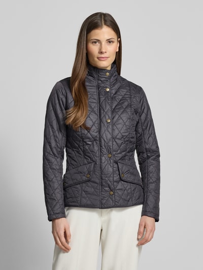Frauenmodel trägt Regular Fit Steppjacke mit Stehkragen Modell 'FLYWEIGHT' von Barbour, unifarbene Optik, Ganzkörperansicht von vorne.
