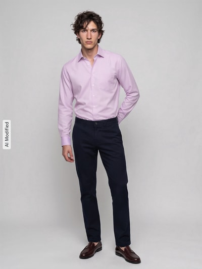 Männermodel trägt Regular Fit Businesshemd aus reiner Baumwolle Modell 'New Kent' von Seidensticker in Hellrosa, Ganzkörperansicht von vorne, Herren Businesshemd von Seidensticker, KI-modifiziertes Bild.