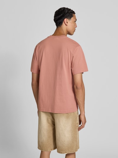 Männermodel trägt T-Shirt mit Rundhalsausschnitt von Forét, Reine Baumwolle, Regular-Fit, florales-Stitching, Kurzärmelig, Rückenlänge 67 cm, Ganzkörperansicht Rückansicht.