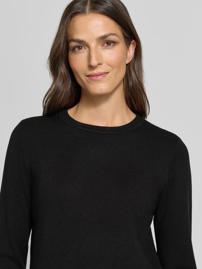 Vrouwenmodel draagt zwarte regular fit pullover van viscosemix model 'LT NOVEMBER' van Betty Barclay, dames pullover, close-up bovenlichaam