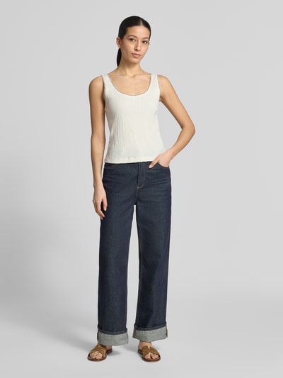 Kobiece model prezentuje Tanktop mit tiefem Rundhalsausschnitt od JAKE*S STUDIO WOMAN, biała bawełna, krój slim fit, długość 36 cm, widok całej sylwetki z przodu.