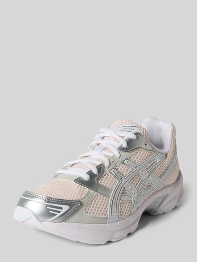 Produktfoto, Sneaker mit Logo-Detail von ASICS TIGER in Beige mit silberfarbenen Akzenten, abgerundete Passform, Schnürverschluss, leicht profilierte Sohle, Absatzhöhe 4 cm, Schafthöhe 7 cm, Schaftweite 7 cm, Netzstruktur und glatte Texturen.