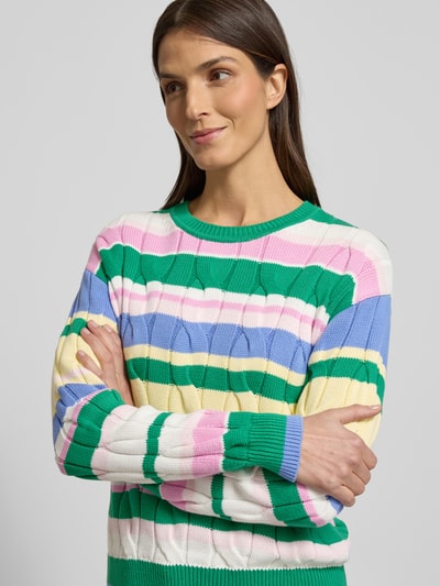 Kobiece model prezentuje Regular Fit Pullover in Strick-Optik von Christian Berg Woman z bawełny, kolorowe pasy, okrągły dekolt, imitacja dzianiny, długość tyłu 23 cm, długość rękawów 26 cm, nahaufnahme górnej części ciała.