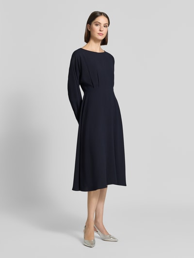 Frauenmodel trägt Midikleid mit Rundhalsausschnitt von Christian Berg Woman Selection in Dunkelblau, A-Linie, Teilungsnaht, Rückseitiger Reißverschluss, Ganzkörperansicht von vorne. Rückenlänge 110 cm, Brustweite 39 cm, Ärmellänge 62 cm bei Größe 36.