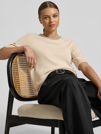 Vrouwenmodel draagt Regular Fit T-shirt met viscose-kasjmier-aandeel model 'Krissi' van JOOP!, materiaalmix, met siersteentjes, halflange mouwen, ronde hals, tricotlook, elastische boorden, vooraanzicht bovenlichaam.