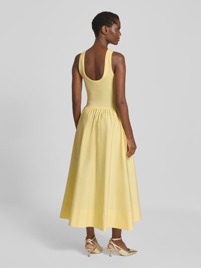 Männermodel trägt Fit and Flare Freizeitkleid aus Viskose-Mix von Polo Ralph Lauren, pastelowy żółty kolor, gładka tekstura, Ganzkörperansicht Rückansicht.